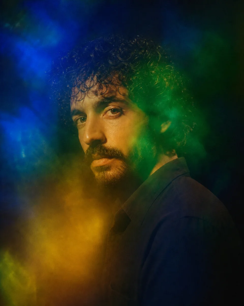 Solo Aura Photo example: Clear expression, steady growth, with Electric Blue, Emerald, Solar Gold
